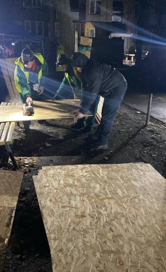 Харківські комунальники ліквідовують наслідки нічної атаки